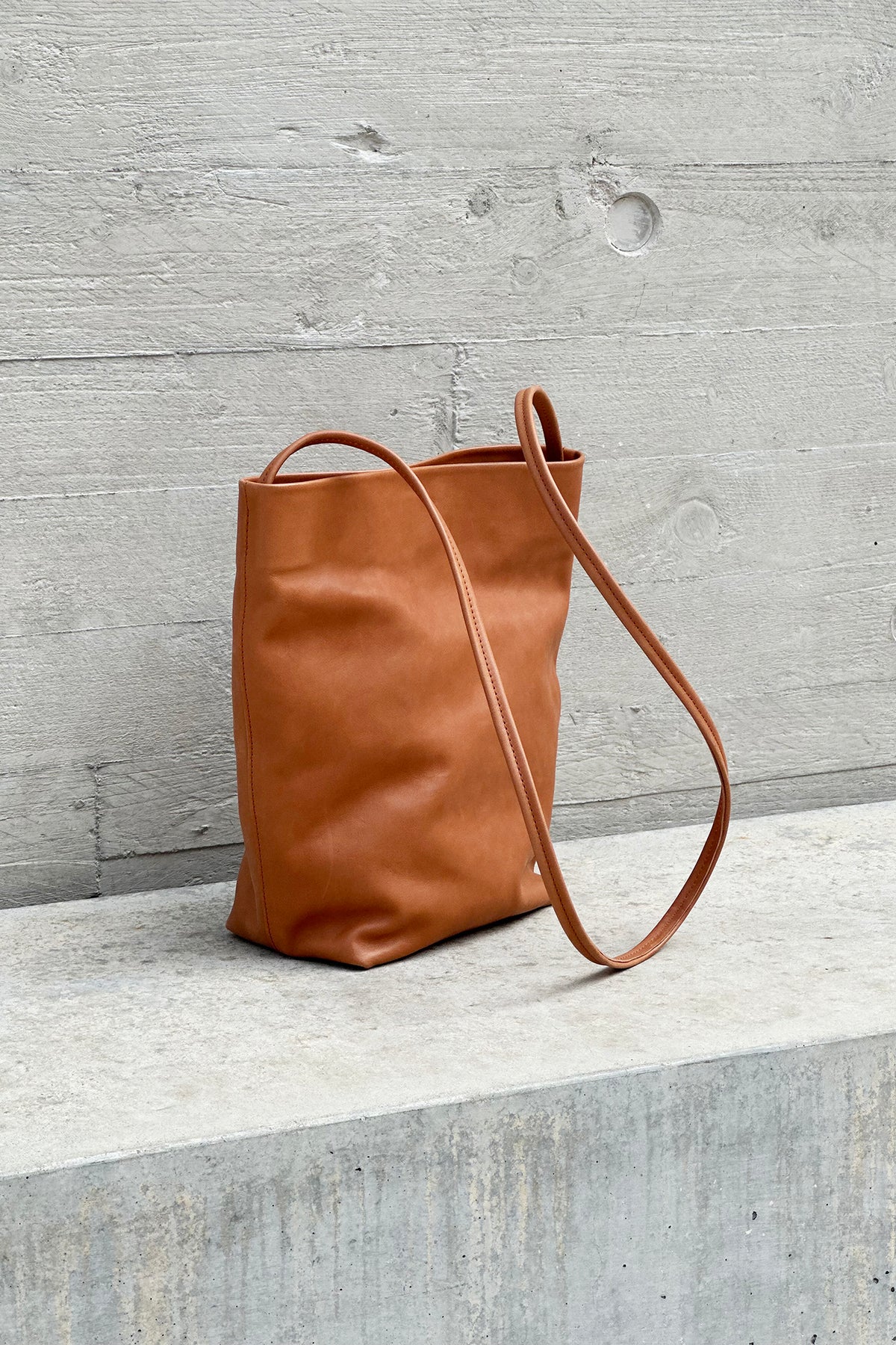 SKINNY STRAP TOTE