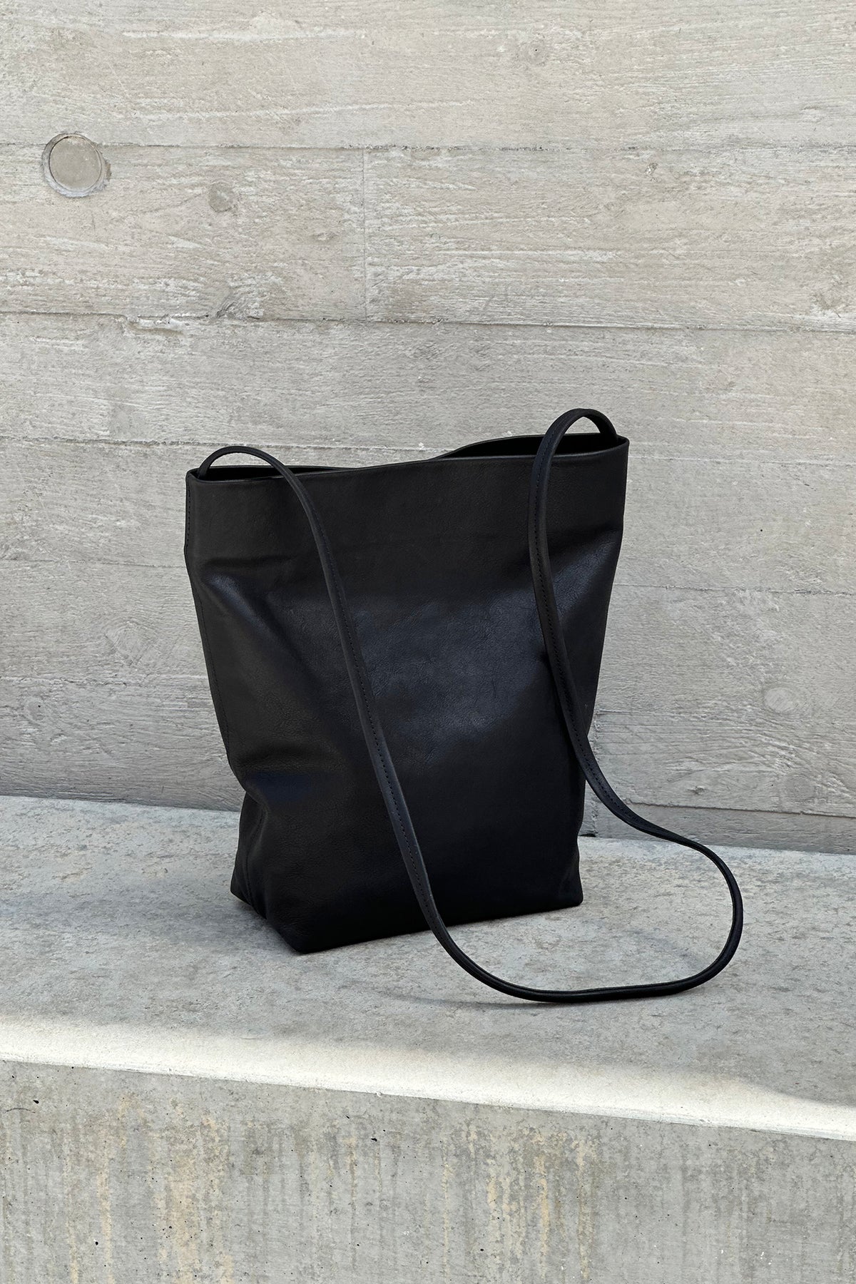 SKINNY STRAP TOTE