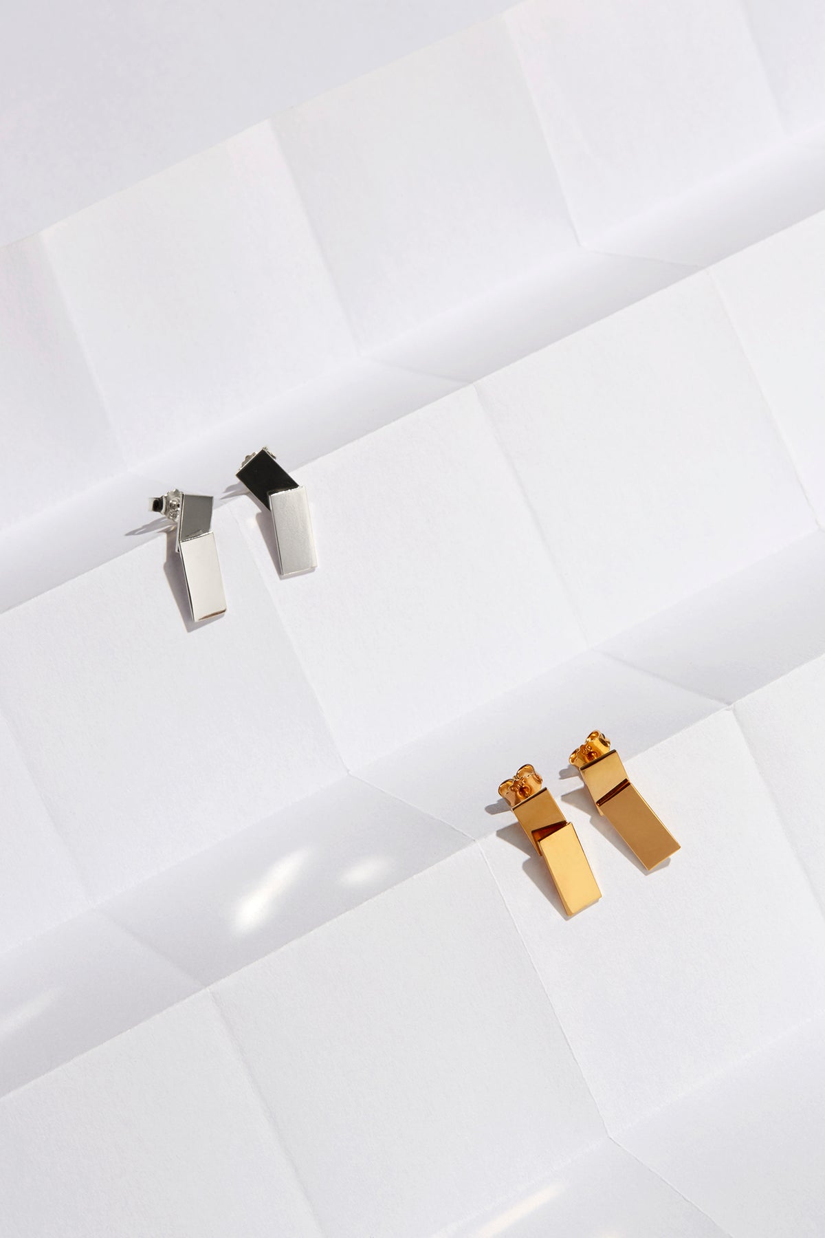 GLOSSY TILE STUDS