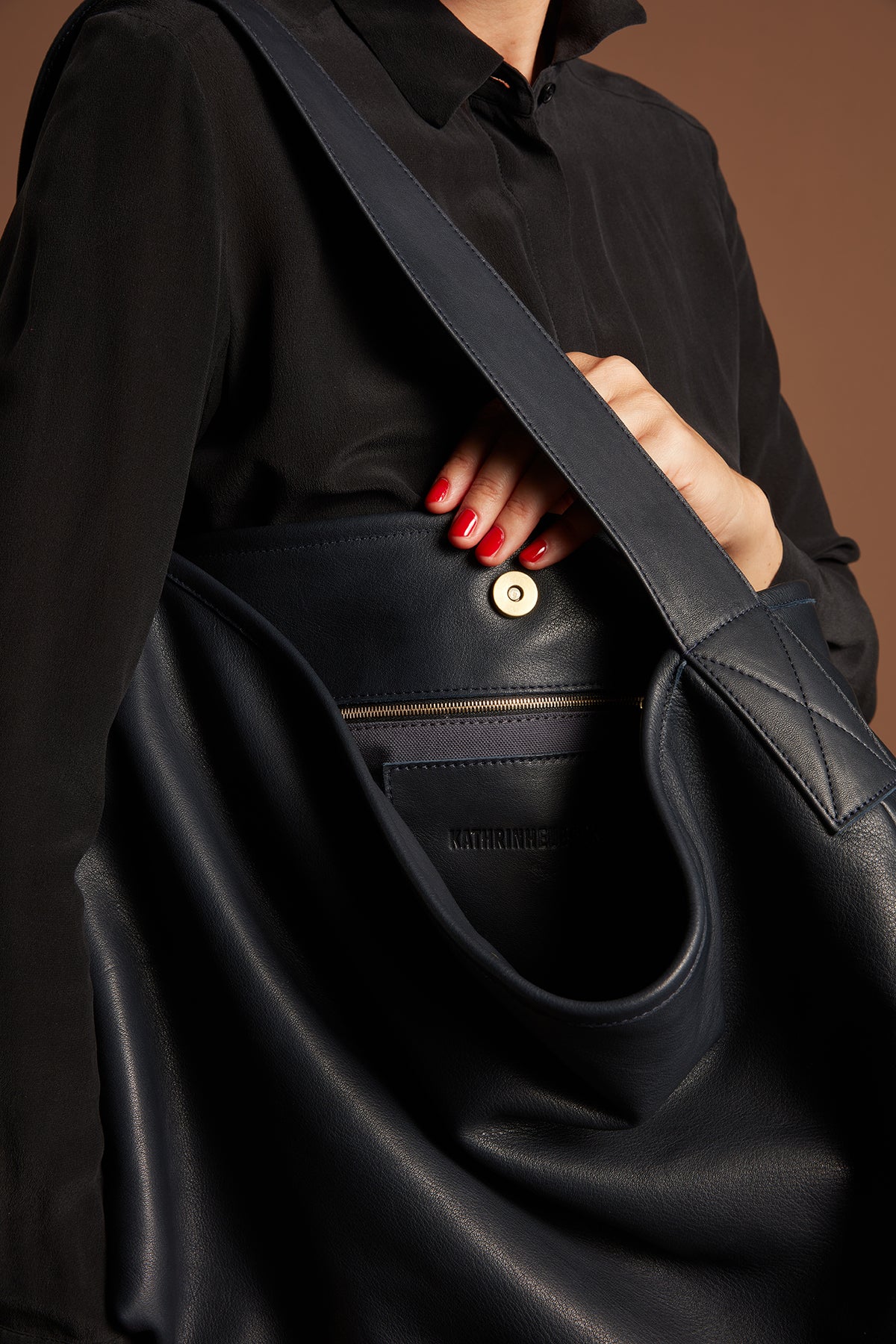 Leather bag with magnetic closure and zipper in brass.