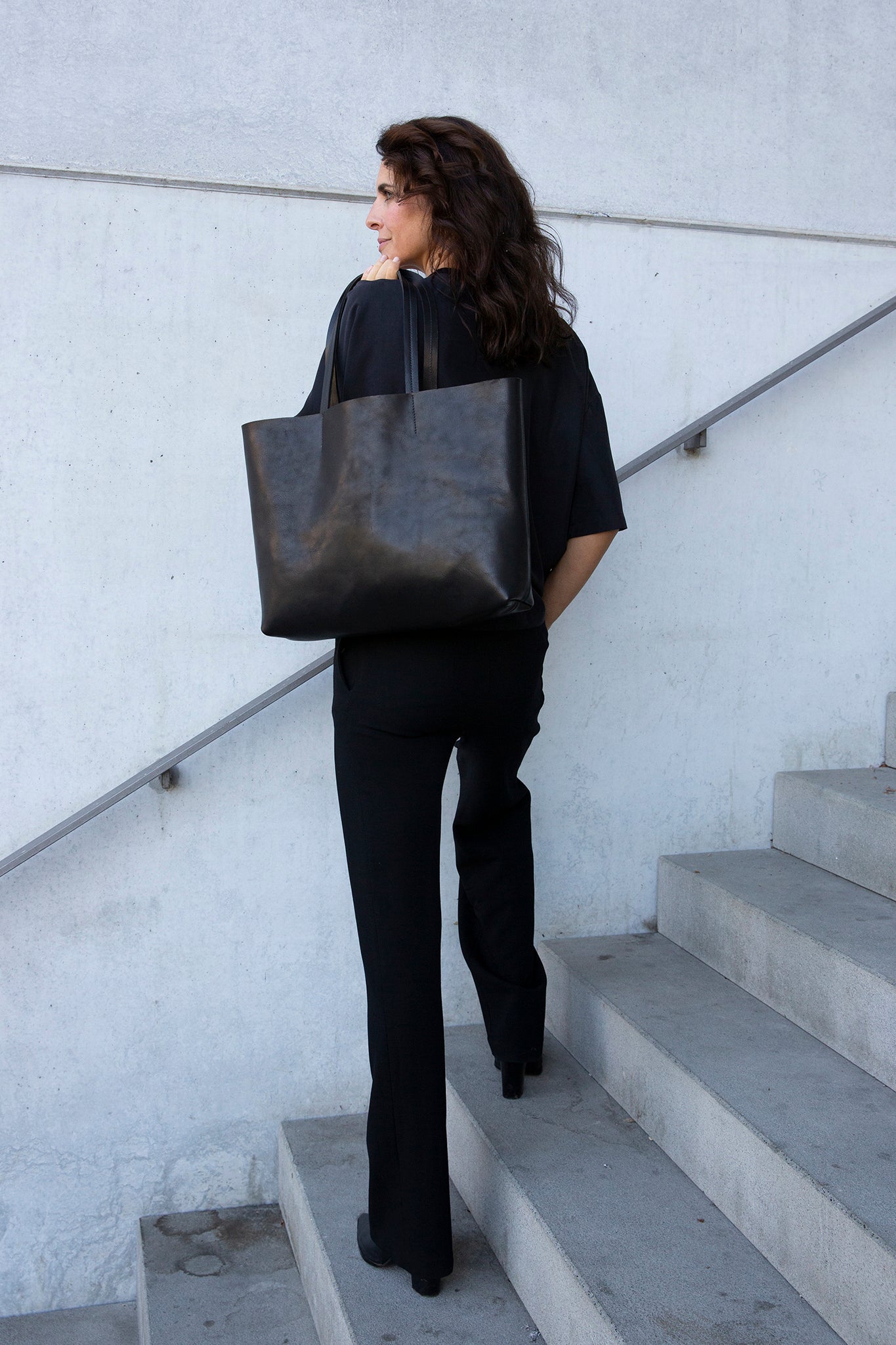 CLASSIC SHOULDER BAG